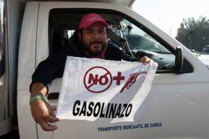 Suspensión del gasolinazo divide a políticos del país
