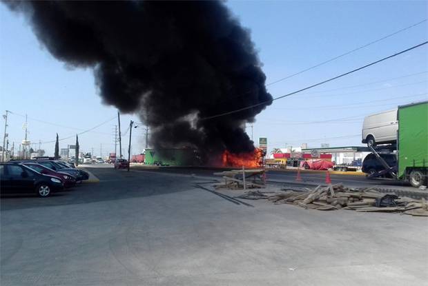 VIDEO: Explota nodriza al impactarse contra torton en Periférico de Puebla