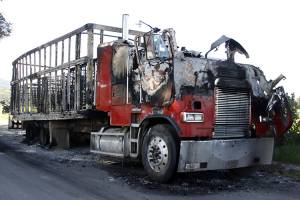 Arden tráiler y camionetas por disputa entre “chupaductos” en Tláloc, Puebla