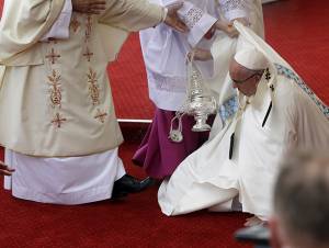 Papa Francisco resbala y cae durante misa en Polonia