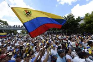 Miles de venezolanos exigen referendúm revocatorio contra Maduro