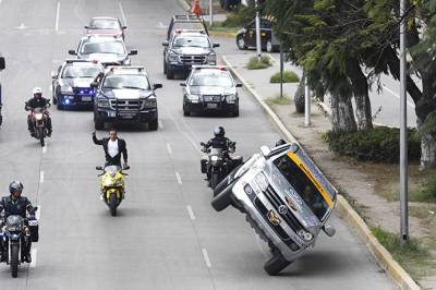 FOTOS: Acróbata cruza bulevar de Puebla con camioneta en dos ruedas