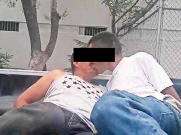 Policías de Chihuahua obligan a 2 hombres detenidos a besarse