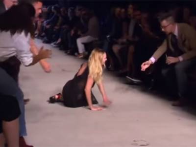 VIDEO: Candice Swanepoel cayó en plena pasarela en Nueva York