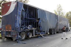 FOTOS: Camión refresquero intentó ganar paso al tren y provocó colisión en Puebla