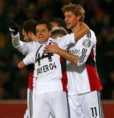 VIDEO: Chicharito sigue anotando con Leverkusen, ahora fue en la Copa de Alemania