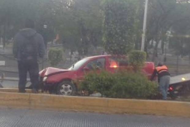 Vehículo invadió camellón y derribó semáforo en el Bulevar 5 de Mayo