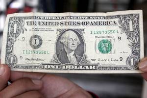 Dólar repunta a 19.67 pesos; Banxico agota 400 mdd en subastas