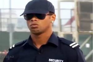 VIDEO: Ronaldinho se tranforma en policía y sorprende a jóvenes pamboleros