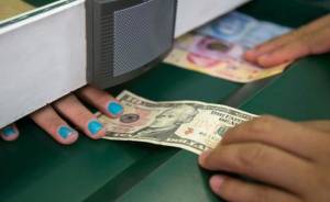 Dólar cierra en 16.95 pesos por intervención del Banco de México