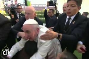 VIDEO: “No seas egoísta”, reprende el Papa a joven que lo jaló