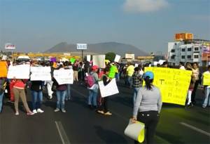Manifestantes de Chalco cierran autopista con dirección a Puebla