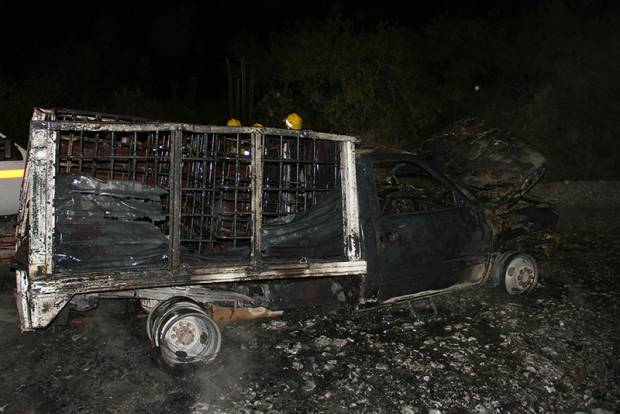 Hallan camioneta calcinada con combustible robado en Tehuacán