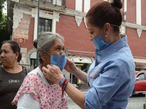 Dinorah López de Gali repartió cubre bocas para proteger salud de poblanos