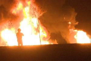 Incendio en ducto de Pemex deja camionetas calcinadas en Tepeaca
