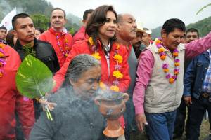 Blanca Alcalá inicia campaña con ritual de &quot;purificación&quot; con incienso