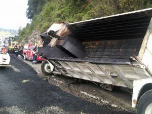 Cierran autopista México-Puebla por choque entre tráiler y camión
