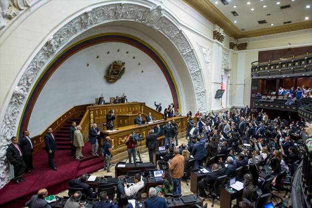 Parlamento de Venezuela aprueba juicio político contra Maduro
