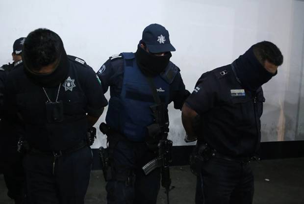 En prisión preventiva, policías huachicoleros de Puebla