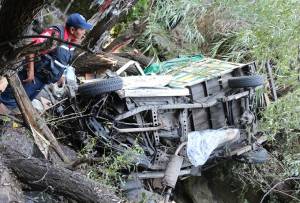 FOTOS: Salvaron la vida tras caer camioneta a barranco en la Vía Atlixcáyotl