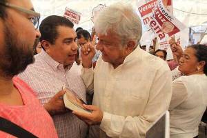 Ex candidato del PRI a gobierno de Puebla aparece con AMLO en Veracruz