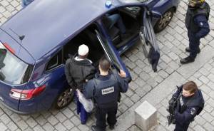 Dos muertos y siete detenidos en operativo antiterrorista en París