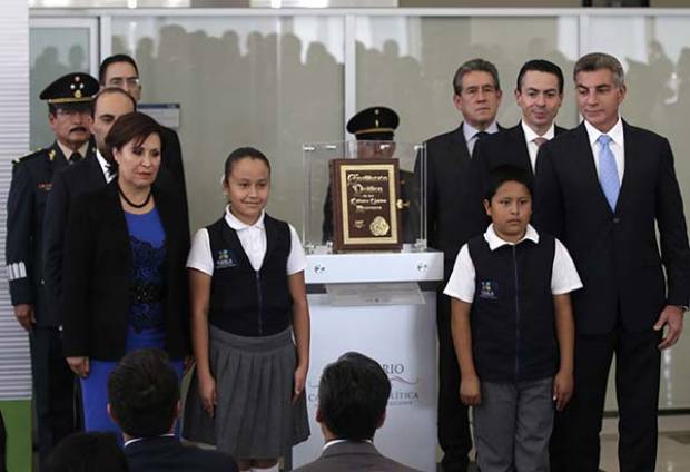 Puebla recibe facsímil de la Constitución de México