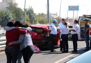 Fallece mujer en choque de autos al bajar del viaducto elevado de Puebla