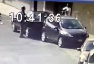 VIDEO: Sujetos roban llanta de coche en zona de Las Ánimas