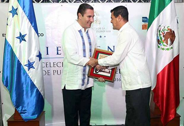 Presidente de Honduras reconoce a Puebla como ejemplo en desarrollo social
