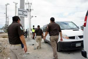 Agentes del INM extorsionan a migrantes en Puebla y Tabasco