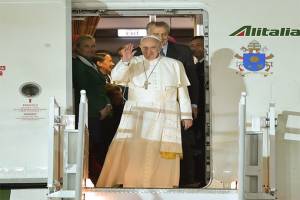 Rayo láser apuntó al avión del Papa cuando llegó a México: Alitalia