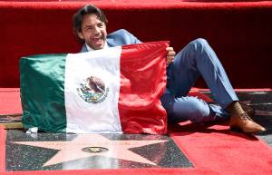 Eugenio Derbez develó estrella en el Paseo de Hollywood