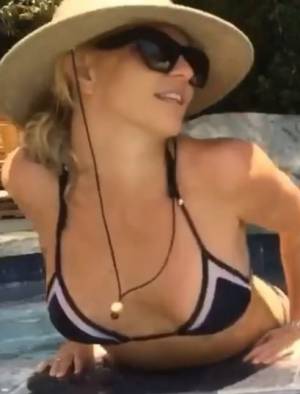 VIDEO: Britney Spears, en sensual baile en la alberca