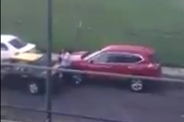 VIDEO: En un taxi roban autopartes en San Manuel y Los Pilares