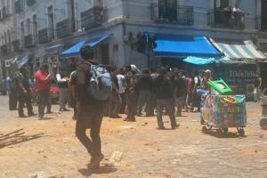 VIDEO Y FOTOS: Enfrentamiento entre policías y ambulantes en el centro de Puebla