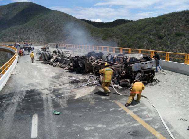 Tres personas mueren calcinadas por accidente en la Cuacnopalan-Oaxaca
