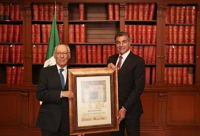 Rodolfo Stavenhagen recibe Cédula Real de la ciudad de Puebla