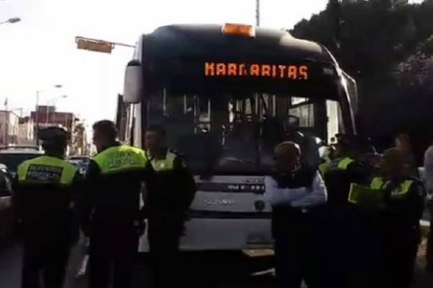 Muere hombre tras infarto en paradero de la línea 2 del RUTA en Puebla