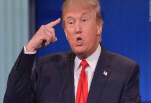 Trump pide a simpatizantes “noquear” a quien le lance tomates