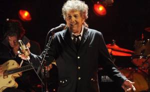 Bob Dylan rompe silencio sobre Nobel y asistirá a ceremonia