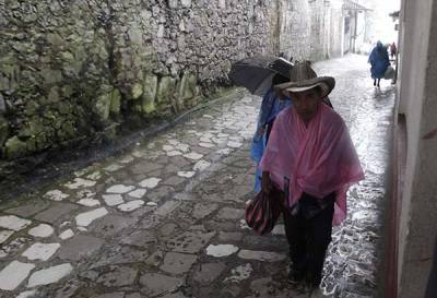 Lluvias causan tres deslaves en la carretera Interserrana de Puebla