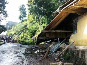 En Veracruz cerro se derrumbó y sepultó a varias familias en Huayacocotla