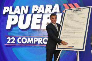 Tony Gali firma ante notario público sus 22 compromisos del &quot;Plan para Puebla&quot;