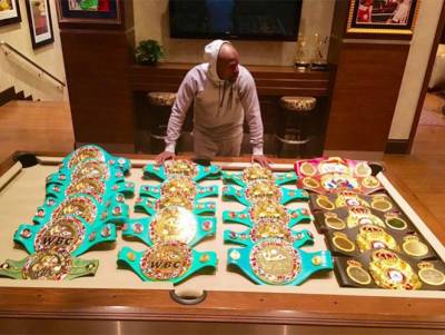 Floyd Mayweather presume títulos ganados en 19 años de carrera boxística