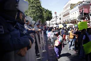 FOTOS: Policías impiden instalación de ambulantes en el zócalo de Puebla