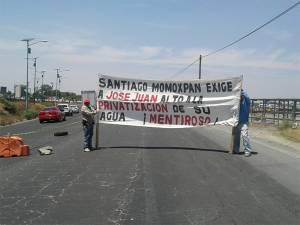 FOTOS: En el Periférico reclaman a Espinosa “privatización del agua” en Momoxpan