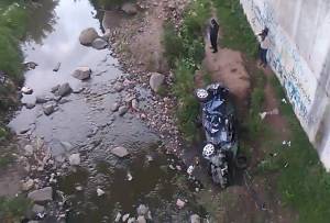 FOTOS: Mujeres salvaron la vida al caer vehículo desde puente en la Atlixcáyotl