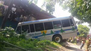 Camión con estudiantes impacta contra casa en Uruapan; hay 30 heridos