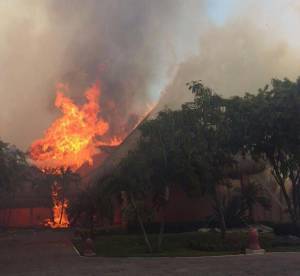 Evacuan a mil personas por incendio en hotel de Playa del Carmen